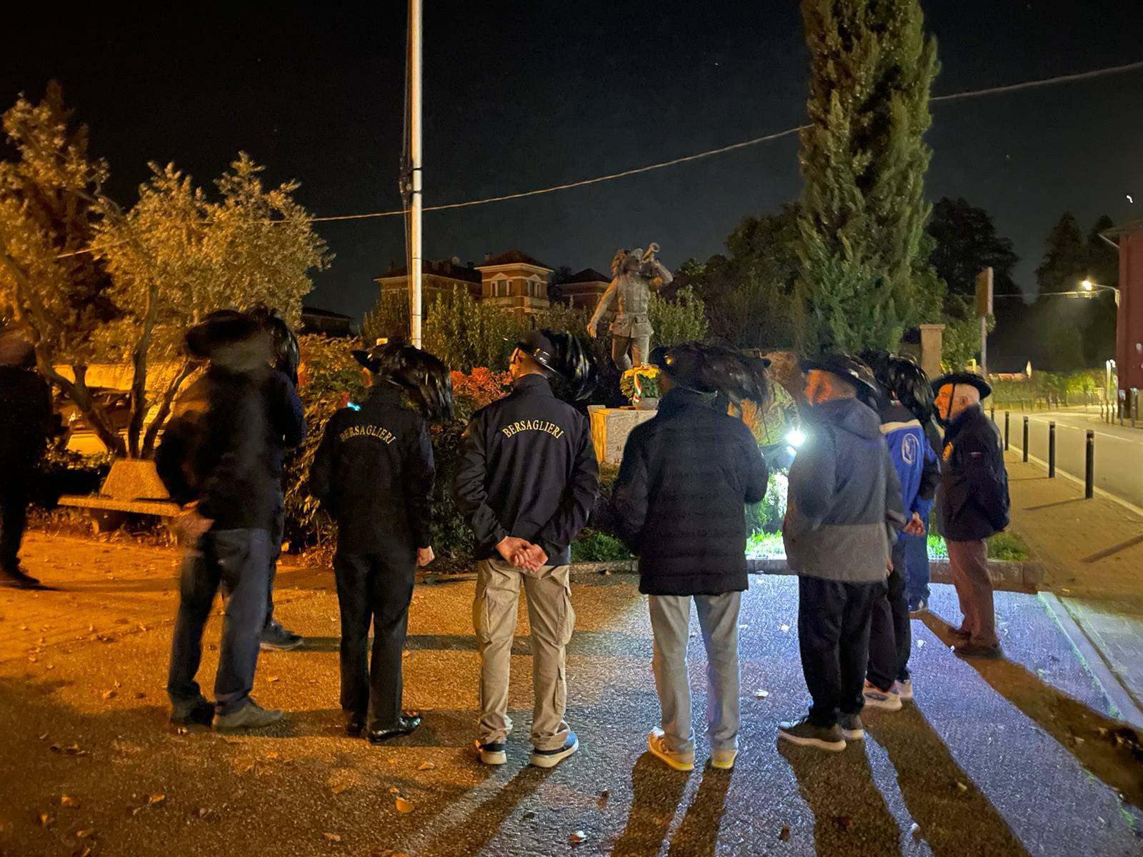 Bersaglieri davanti al monumento di Lurate Caccivio-1