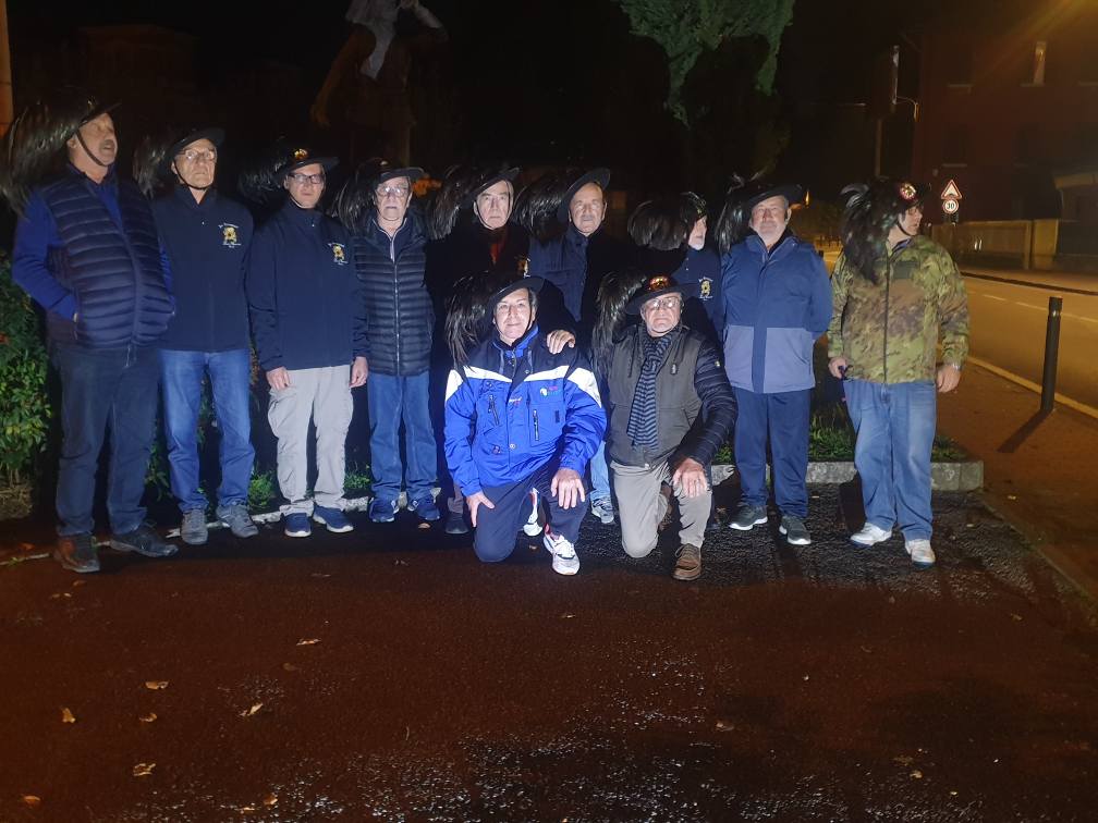 Bersaglieri davanti al monumento di Lurate Caccivio